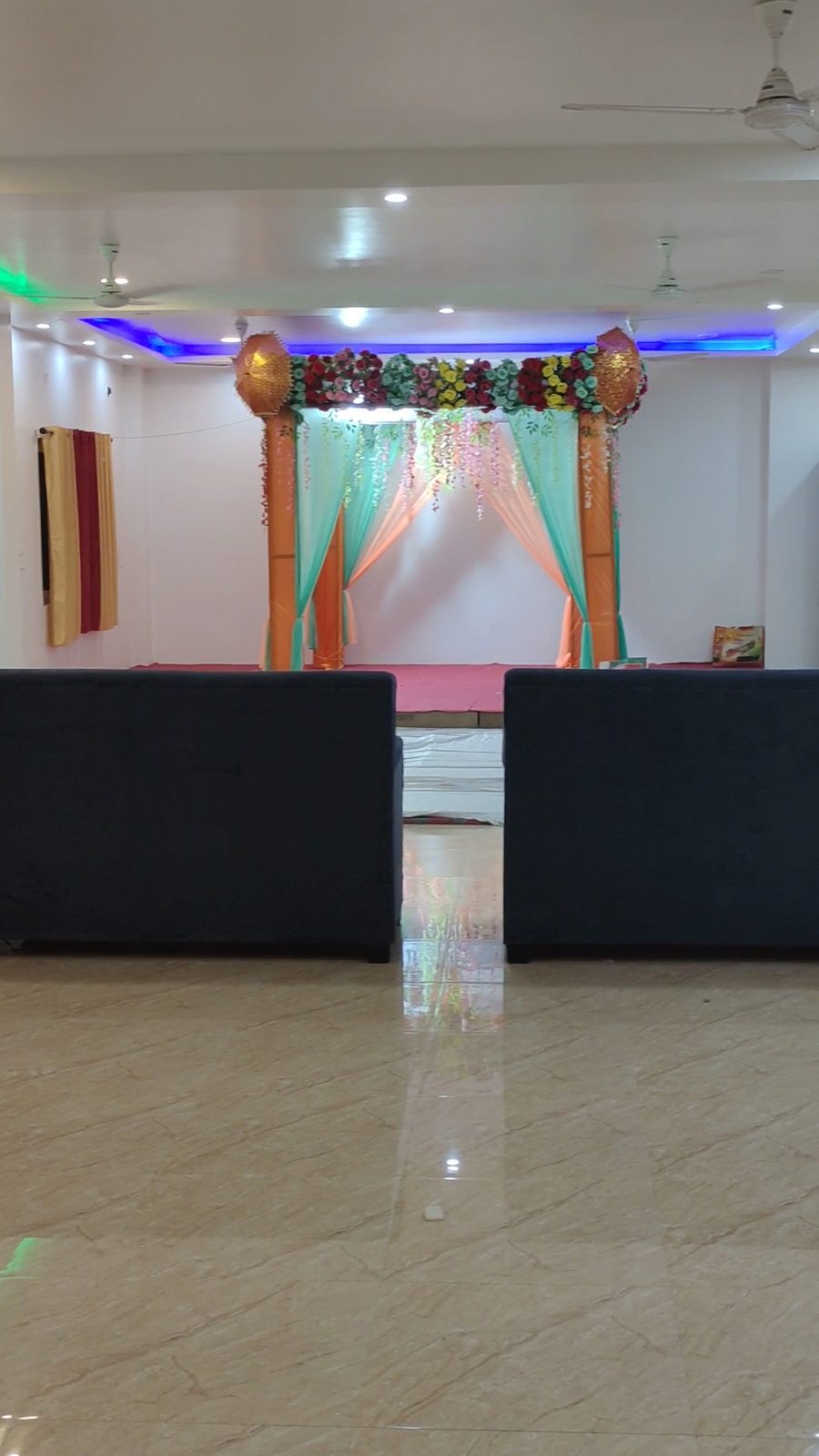 अंदर का हॉल, टाइल्स का फ़र्श, फॉल्स सीलिंग और पंखे